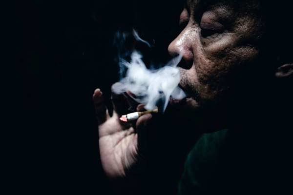 高级男人吸烟香烟