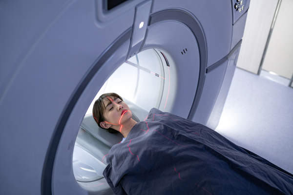 女性接受核磁共振扫描