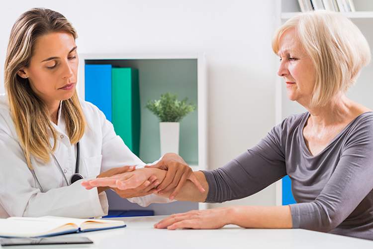 医生检查绝经后妇女骨质疏松症。