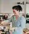 一个女人在她的厨房厨师