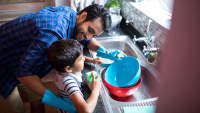 父亲和儿子在洗盘子。