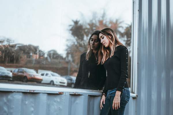 伤心的女人靠在窗口