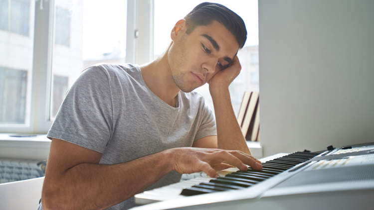患有躁郁症的人不再有兴趣在弹钢琴。