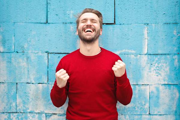 蓝墙前的快乐男人