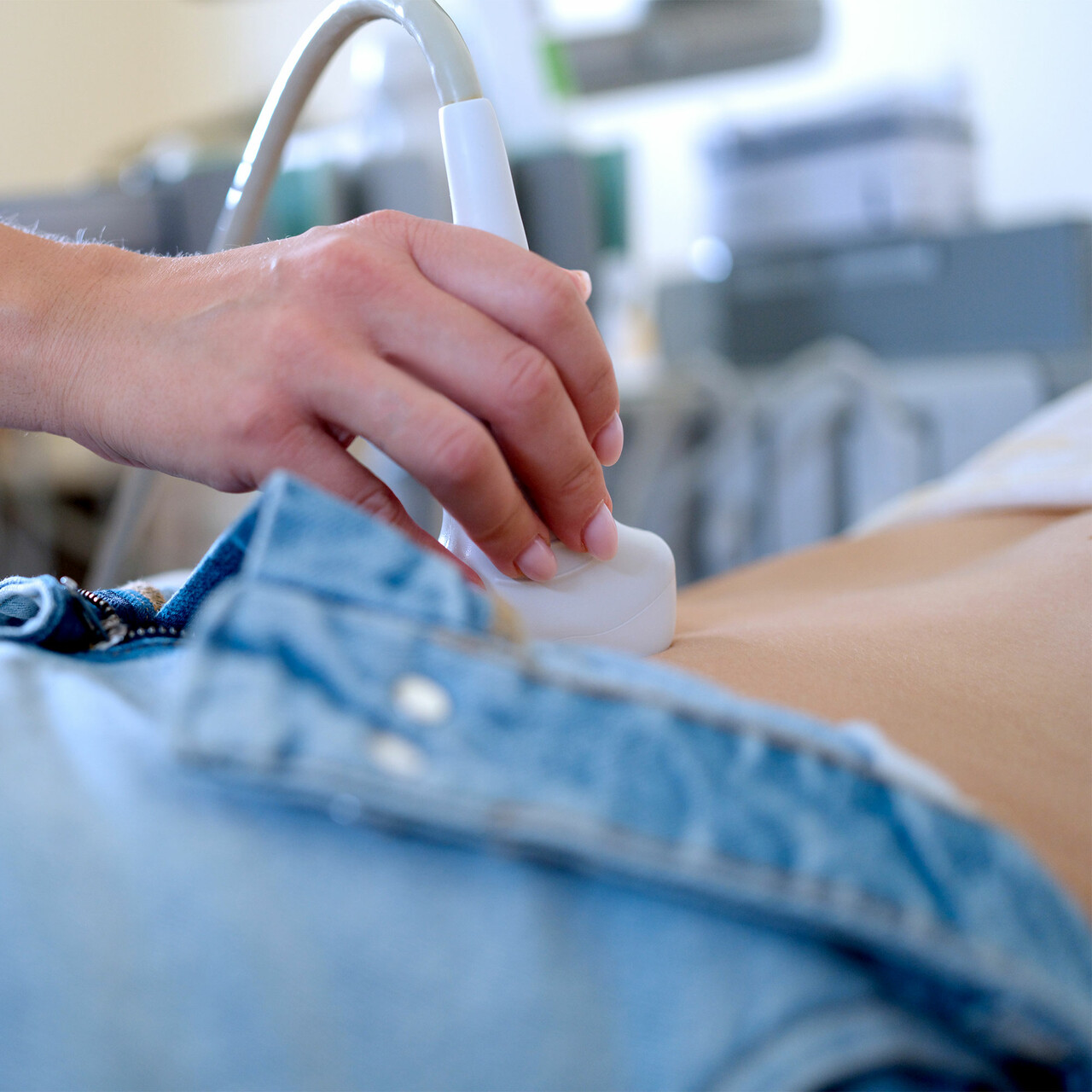 一个正在腹部做超声波检查的女人的特写