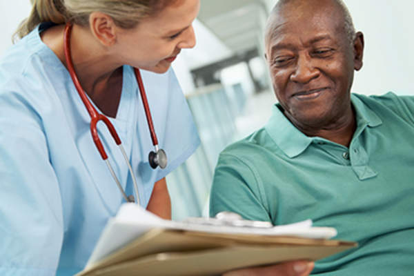 护士与非洲裔病人讲话。