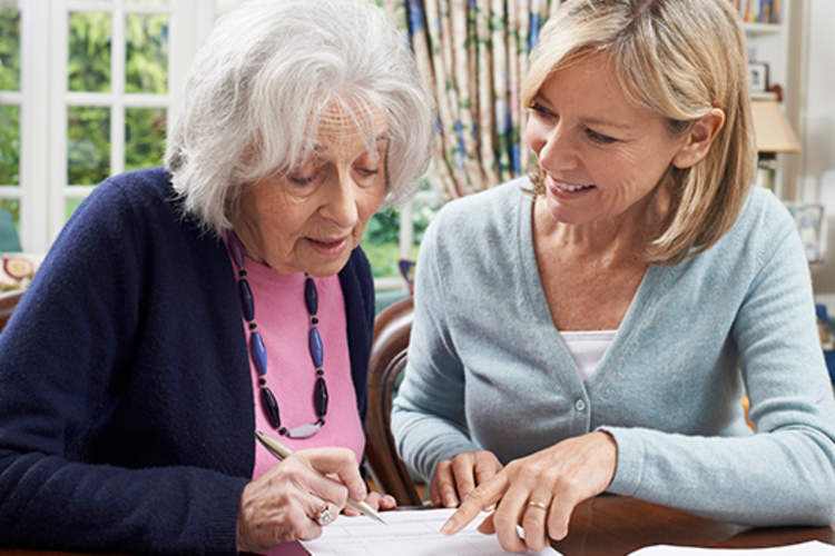 成年子女帮助父母资深完成文书工作。