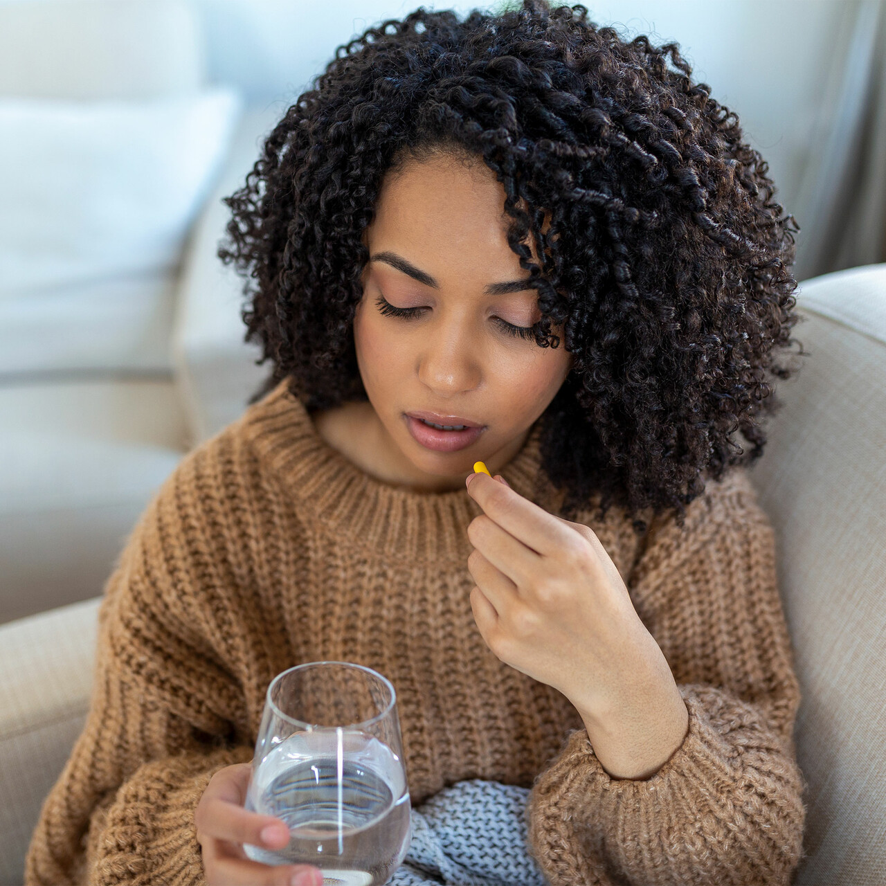 一个女人在吃药丸