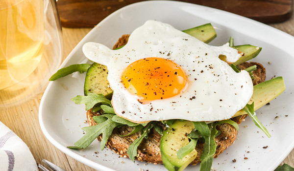 煎蛋加牛油果吐司。