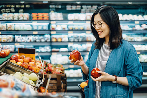 女人在杂货店买苹果