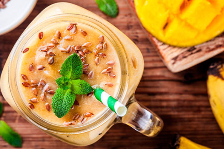 芒果奶昔亚麻籽和薄荷。