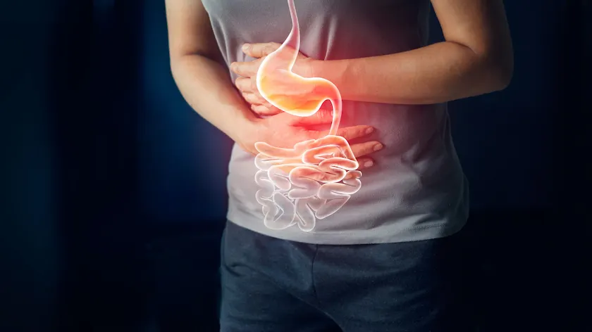 女人触摸胃痛的胃痛胃肠道系统疾病疼痛。
