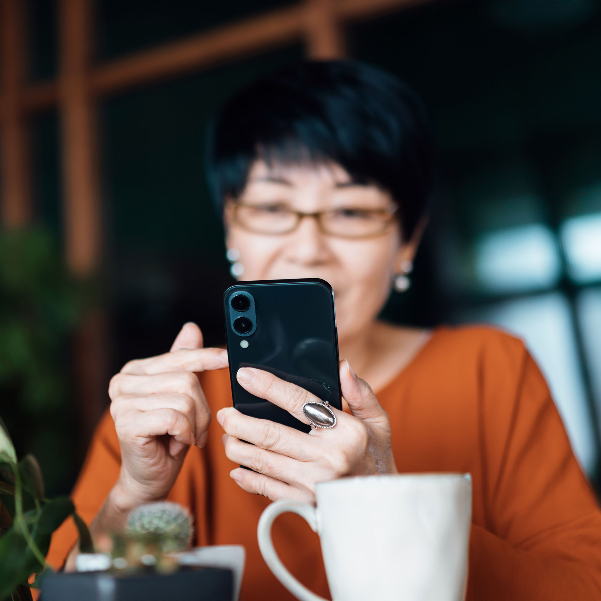 一位女士在家里使用电话
