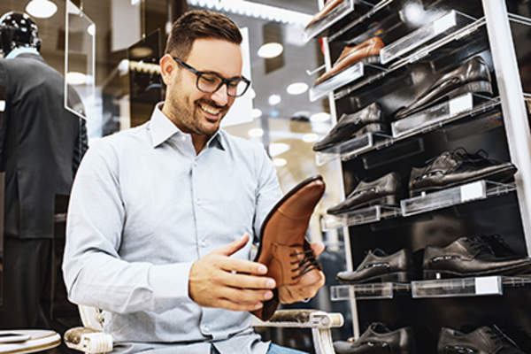 男人买鞋。