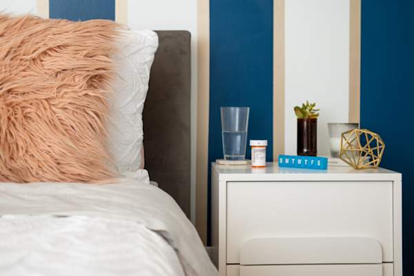 药盒和药物坐在上面的床边床头柜