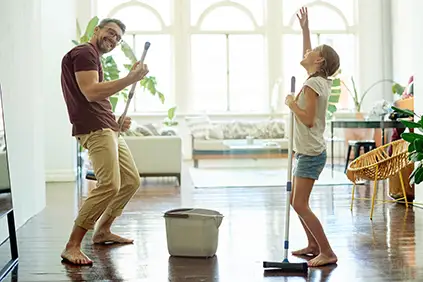 爸爸和女儿跳舞，打扫卫生。