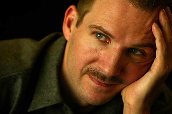 演员拉尔夫·费因斯提出了在皇家国家剧院的肖像。