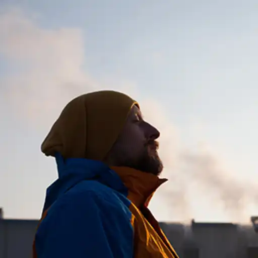 人在户外呼吸被污染的空气。