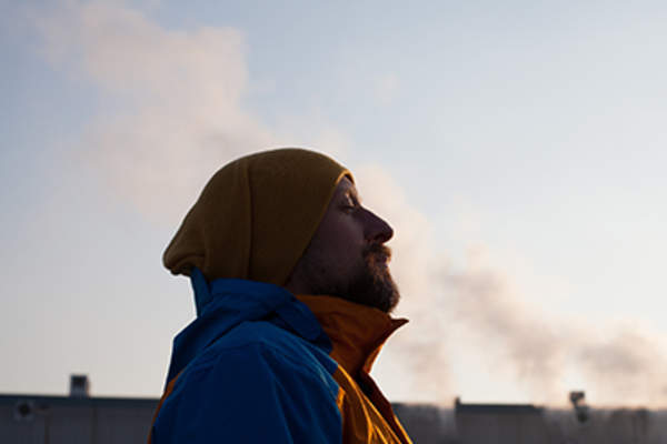 在被污染的空气中呼吸的人。