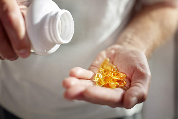 高级手执的维生素d补充剂。