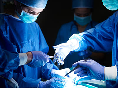 外科医生给病人做手术。