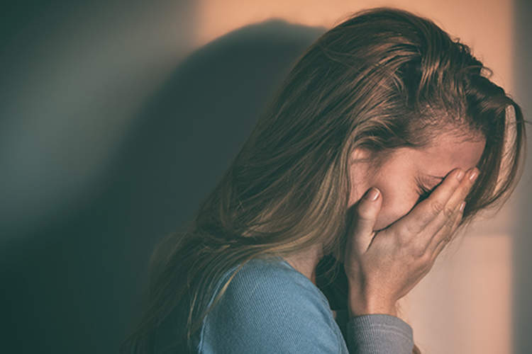 女人哭到双手。