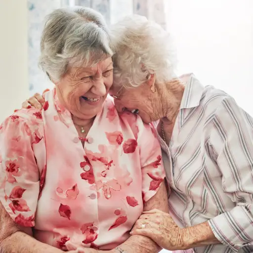 两个年长的女人笑着拥抱