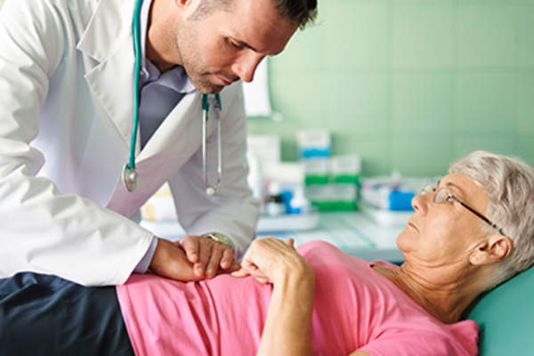 医生检查病人的胃。