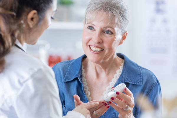 微笑的女人检查血糖图像