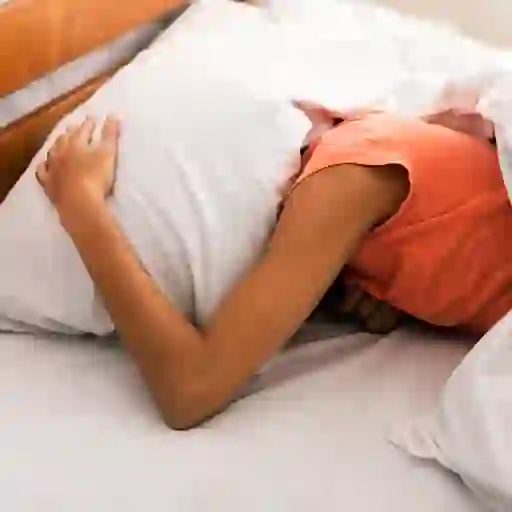 女人在床上,偏头痛