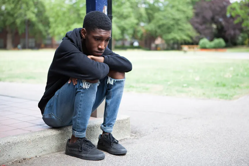 抑郁的十几岁的男孩