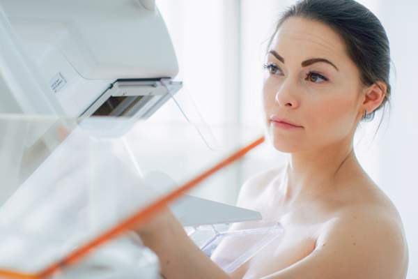 女子让乳房X光检查