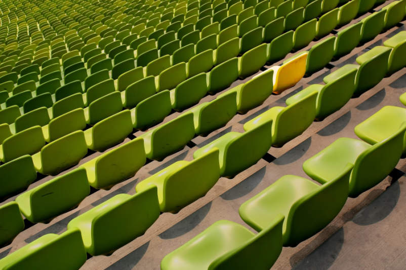 绿色椅子在体育场与一个黄色的椅子