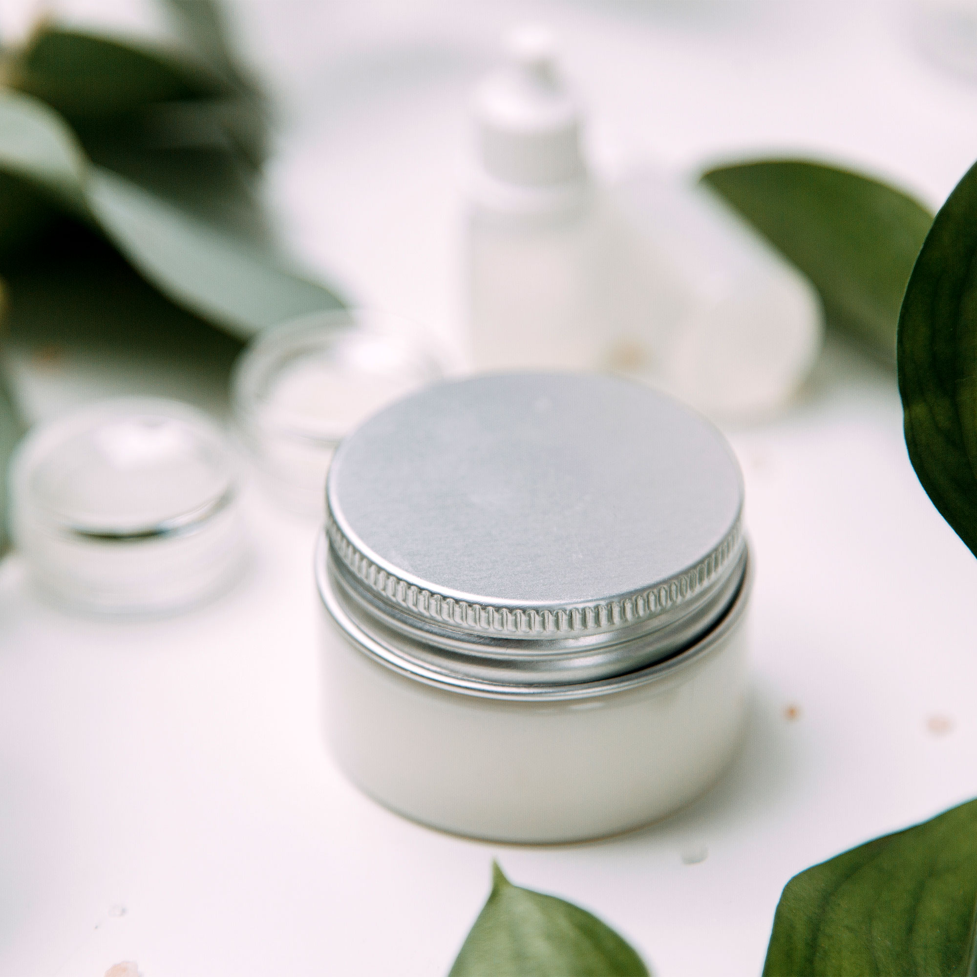 乳液和油的静物画