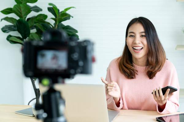 女博主或视频博主看着相机并在视频上讲话