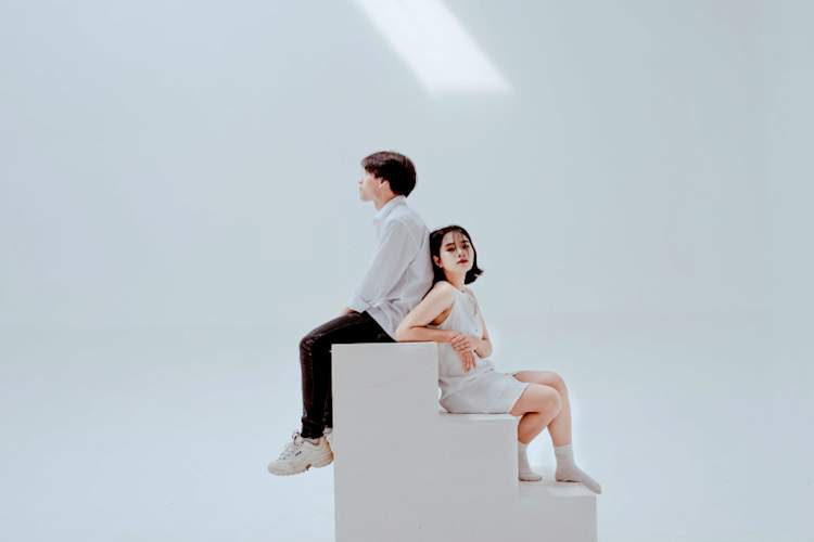 男人和女人坐在白色的台阶上