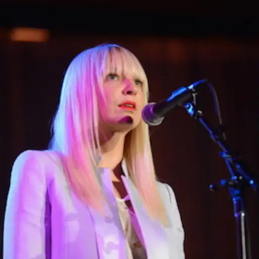 2014年3月29日，歌手Sia在加利福尼亚州比佛利希尔顿酒店举行的美国人道协会60周年庆典上表演。
