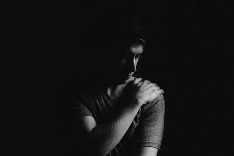 黑白照片的人举行的肩膀