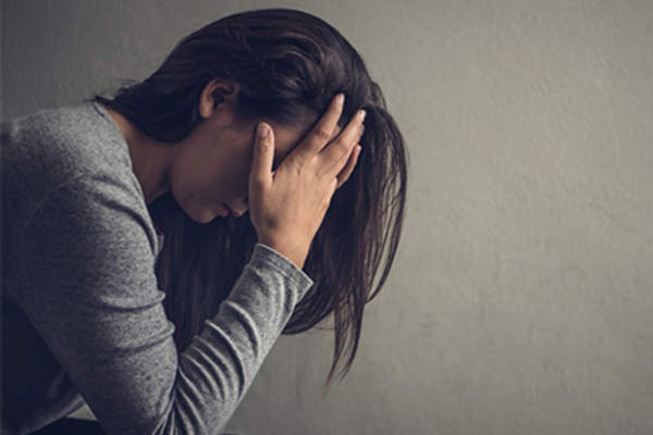 女子头部在手,停药。