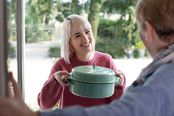 女人提供一顿饭给她的朋友的房子。