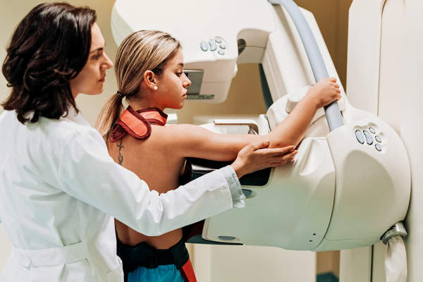 一位正在做乳房扫描的年轻女性