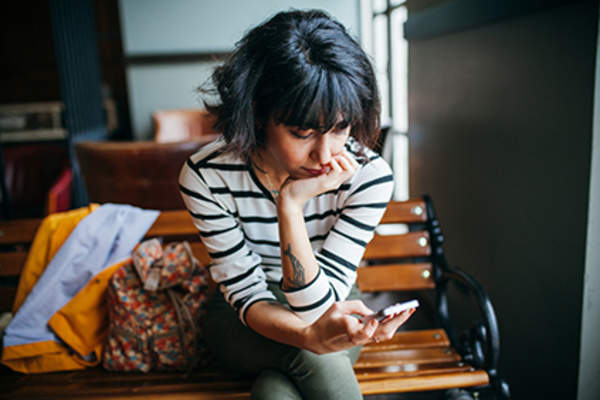 女人读了令人失望的短信。