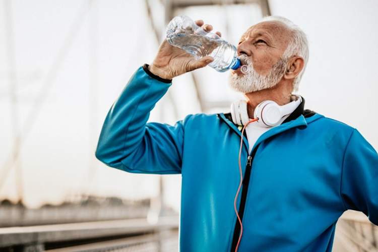 老人喝了一瓶水