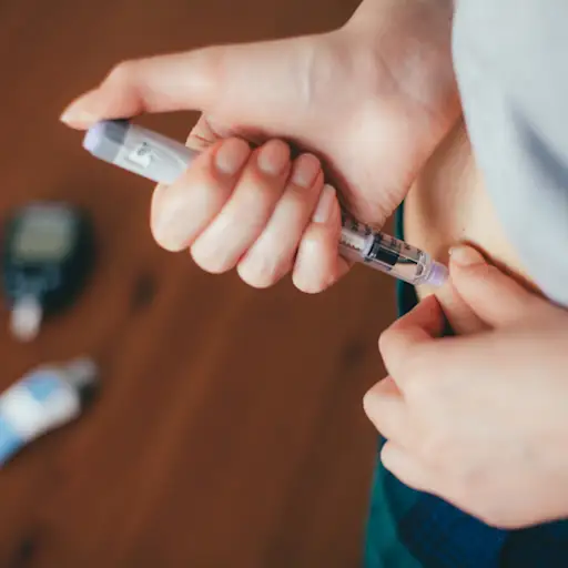 给自己注射胰岛素的妇女