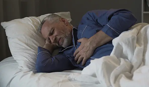 男人在试图睡觉时经历强烈的胸痛。
