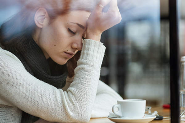 焦急的年轻女子。