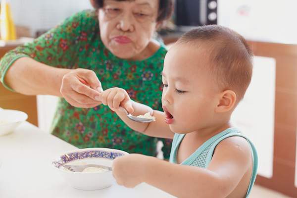 奶奶喂养孩子