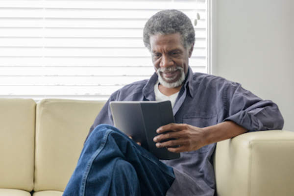 人阅读沙发在窗口前。