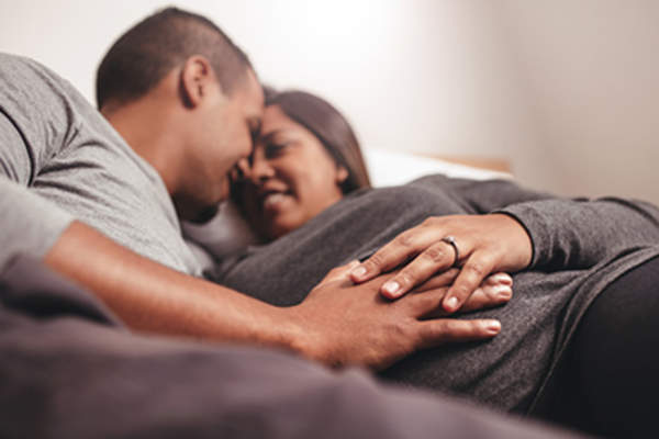 准恩爱夫妻在床上。