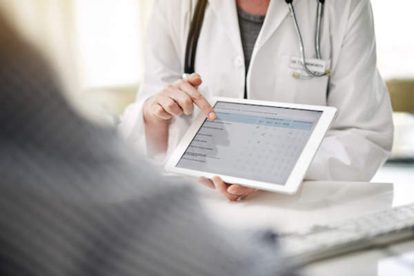 医生解释治疗方案,患者的平板电脑。